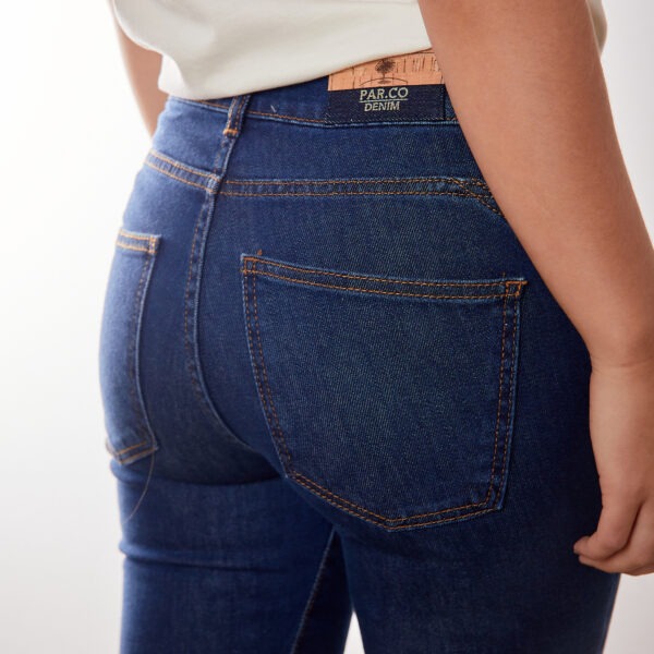 Dettaglio taschino posteriore jeans donna slim fit biologico