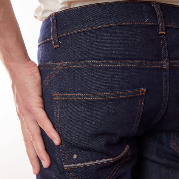 Dettaglio taschino jeans uomo slim fit