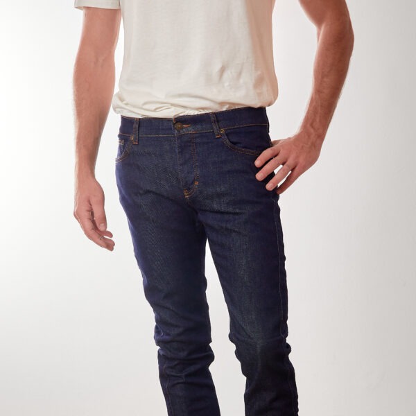 Dettaglio frontale jeans uomo slim fit