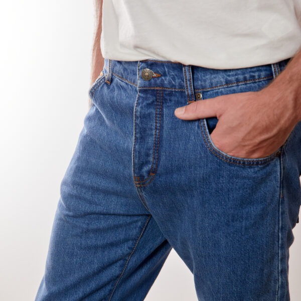Dettaglio tasca jeans uomo straight