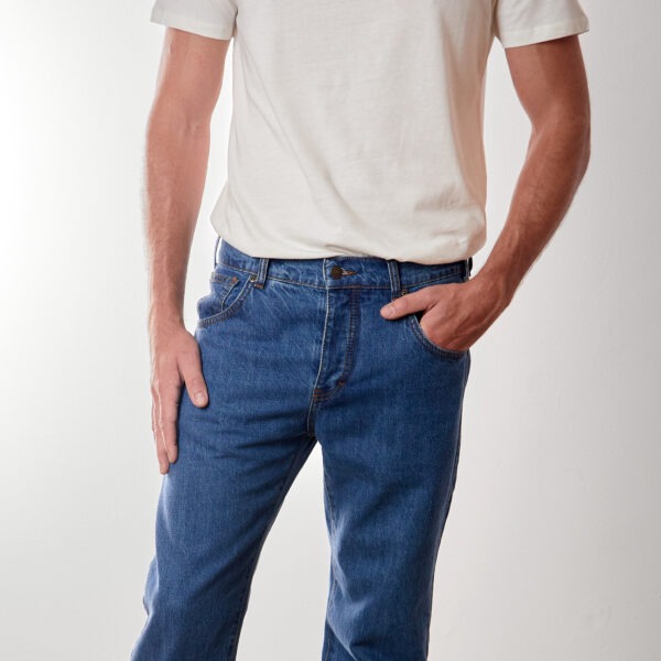 Dettaglio frontale jeans uomo straight pine